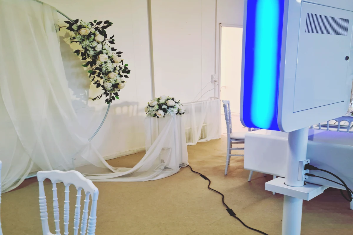 Photobooth mariage salle décorée fleurs blanches